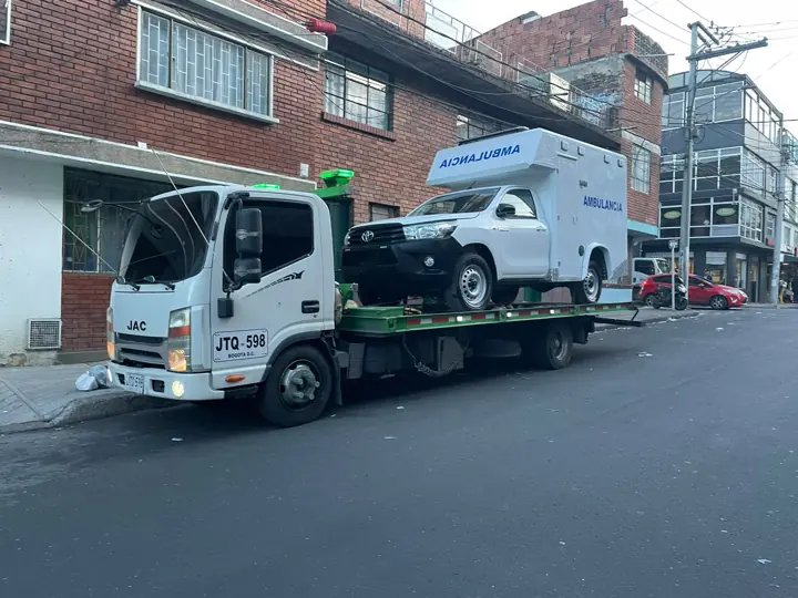 Grúa con camioneta tipo ambulancia