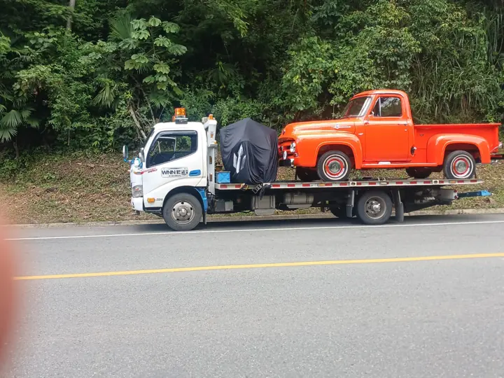 Grúa con camioneta clásica