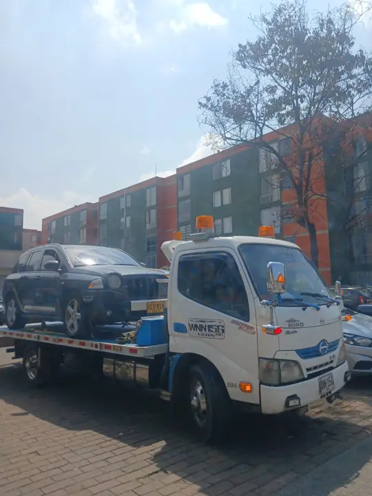 Grúa con camioneta negra