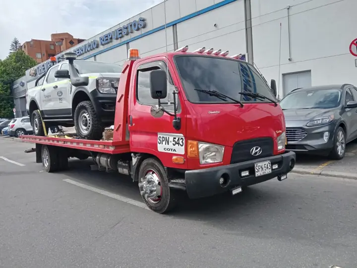Grúa roja con camioneta SUV