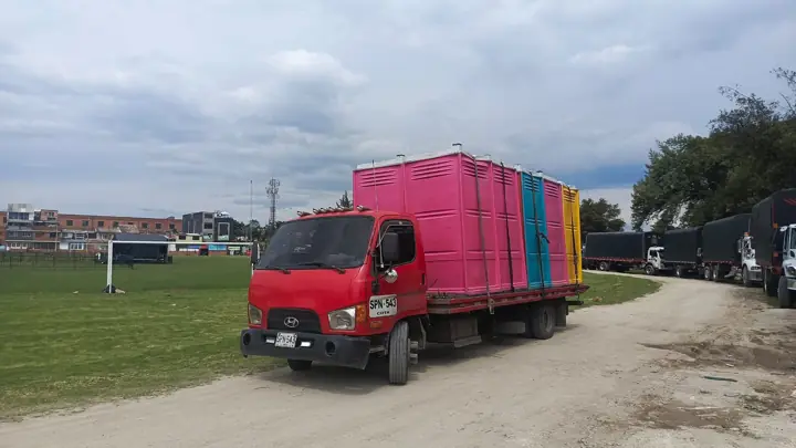 Grúa roja con carga de colores