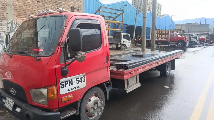 Grúa roja de plataforma