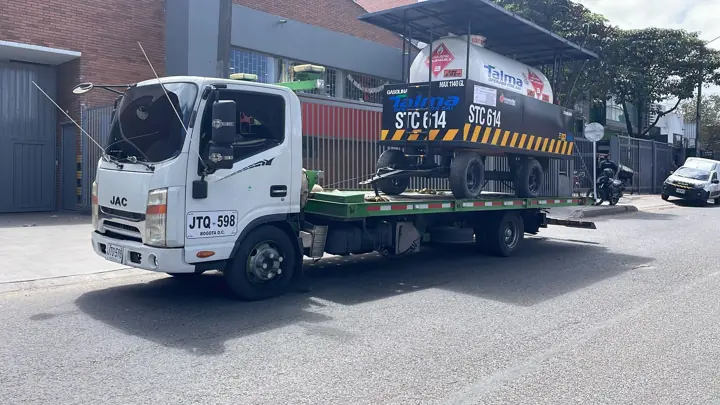 Grúa transportando equipo en la calle