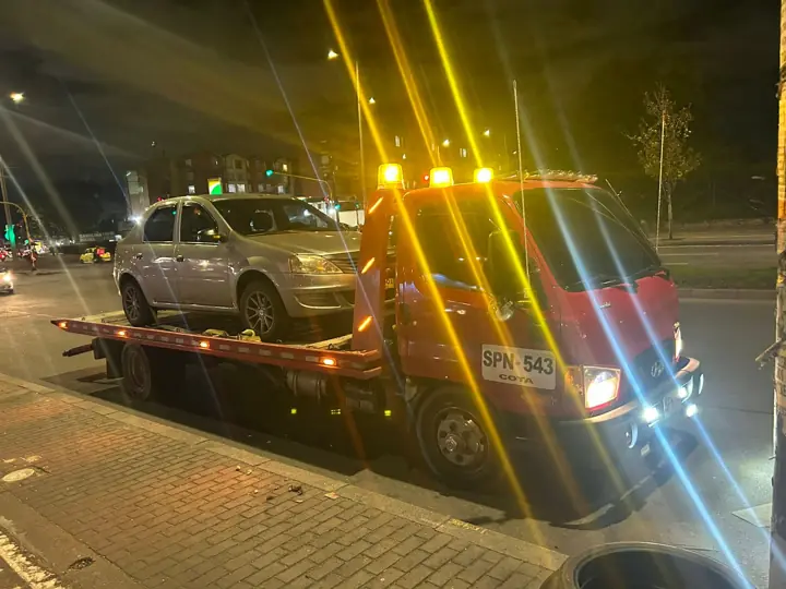 Servicio de grúa nocturno en autopista