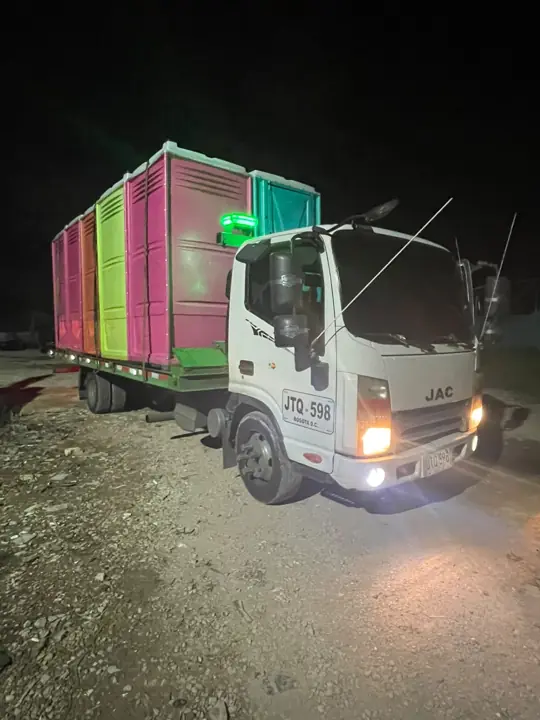 Transporte nocturno de baños portátiles