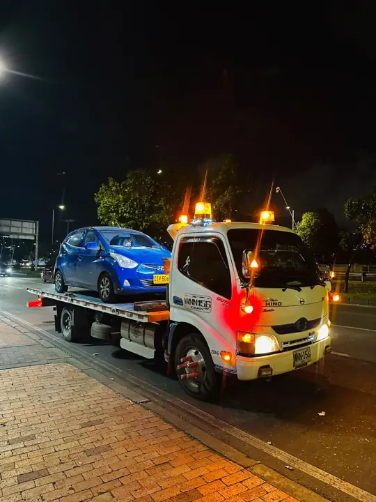 Servicio de grúa nocturno con carro azul