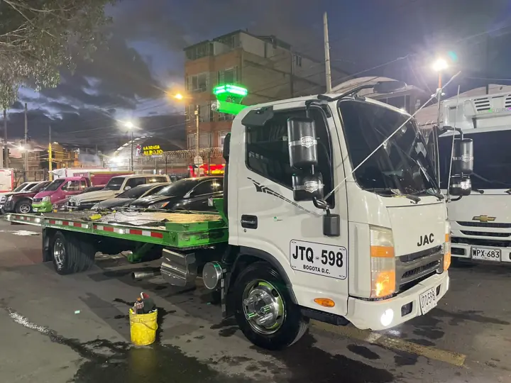 Grúa de noche frente a un taller