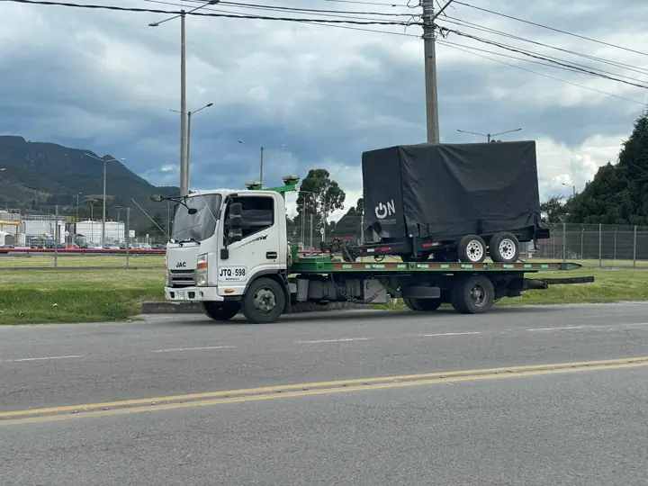 Grúa con remolque de carga