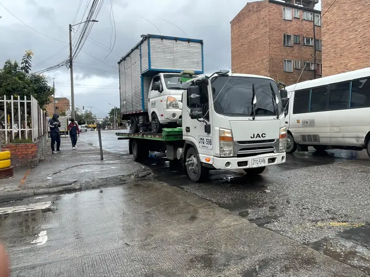 Grúa con vehículo de carga